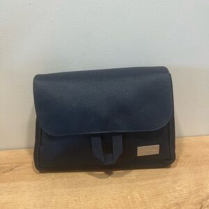 United Airlines Global First Navy Travel Amenity Kit Bag Zippered Compartments